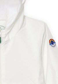 Giacca leggera bianca con cappuccio, dotata di chiusura a zip e un distintivo circolare colorato sulla manica con un design di arcobaleno e terra.