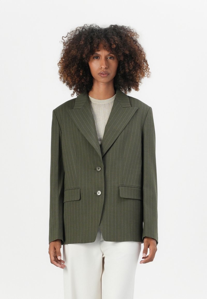 Blazer vert olive à rayures avec revers cranté, deux poches avant et fermeture à un bouton, fabriqué en tissu lisse.