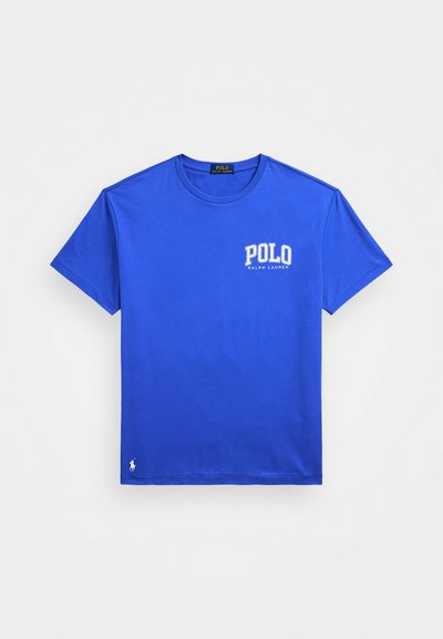 Blå bomulls t-shirt med kort ärm, med en vit "POLO RALPH LAUREN" logotyp på vänster bröst och en liten logotypdetalj på fållen.