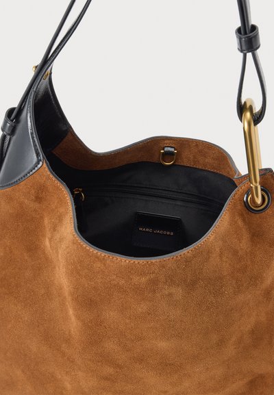 Отворена светлокафява велурена чанта за рамо Marc Jacobs с черни кожени кантове, златист обков и вътрешен джоб с черен цип.
