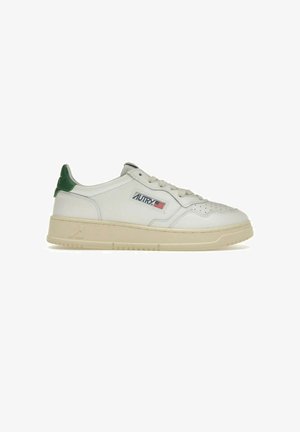 Sneaker bianche in pelle con accentuazione verde sul tallone, punta perforata, suola piatta color crema e logo "AUTRY" con design a bandiera.