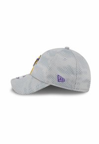 Grau strukturierte Baseballmütze mit einem kleinen lila Logo an der Seite und einem bunten gestickten Emblem, das teilweise an der Vorderseite sichtbar ist.