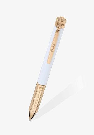 Stylo à bille avec un corps blanc et des accents dorés. Présente des motifs gravés ainsi que le logo Versace sur le clip et la base.