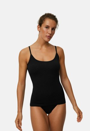 Camiseta sin mangas negra de tela suave, con tirantes finos y diseño ajustado, combinada con una parte inferior negra que muestra una textura suave.