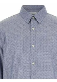 Hellblaues Hemd mit Knopfleiste, das ein geometrisches Muster, einen strukturierten Kragen und eine glatte Textur aufweist, mit klaren Knöpfen und dezentem Branding.