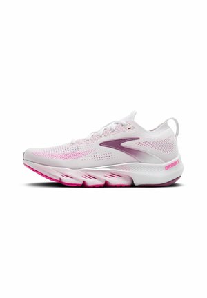 Chaussure de course respirante rose clair et blanche avec logo violet, lacets blancs et texte rose "Brooks" sur le talon.