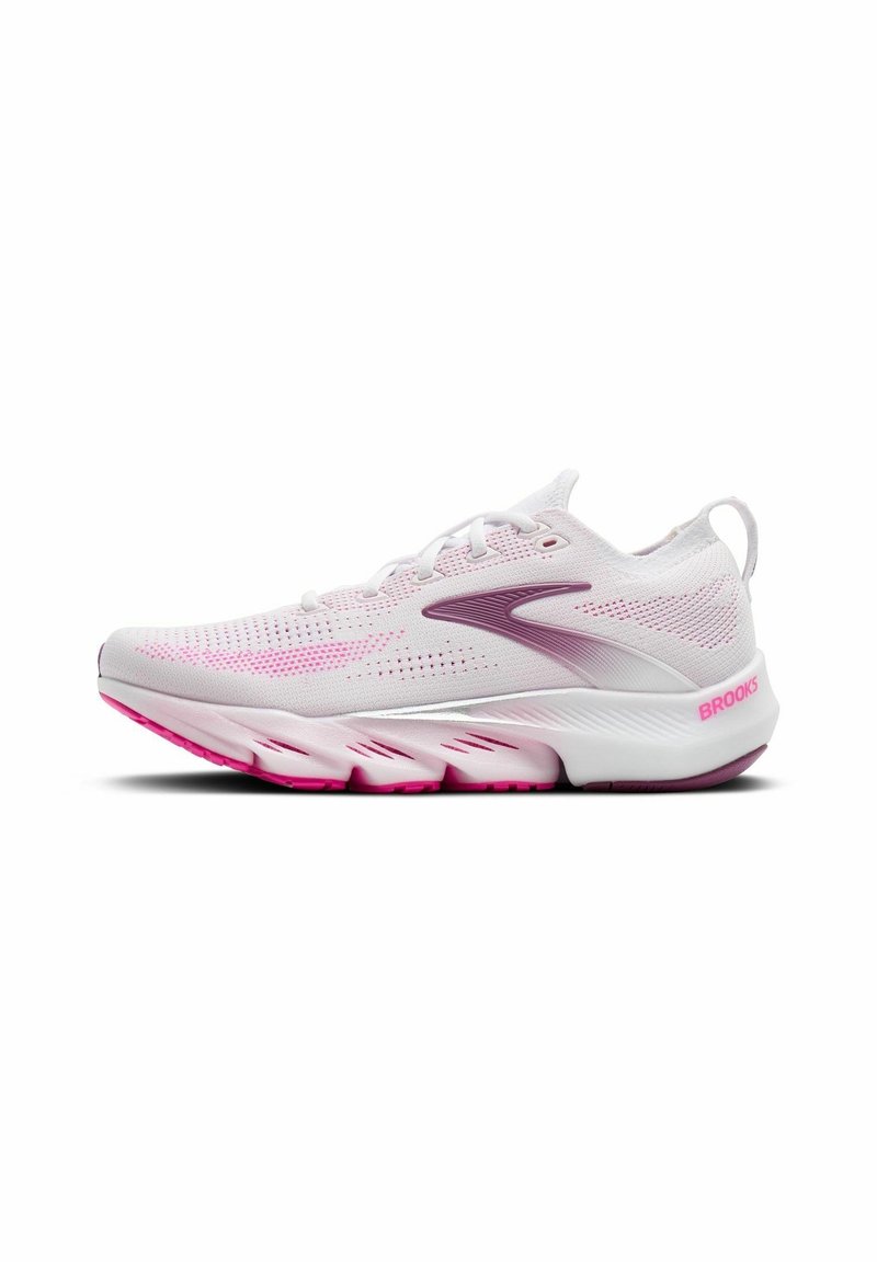 Chaussure de course respirante rose clair et blanche avec logo violet, lacets blancs et texte rose "Brooks" sur le talon.