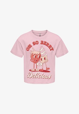 T-shirt rose clair avec une fraise dessin animé tenant la main d’un cupcake, texte « OH SO BERRY » au-dessus et « Delicious » en dessous des personnages.