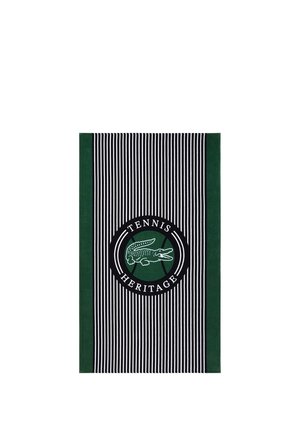 Asciugamano con righe verticali nere e bianche, bordi verde scuro e un emblema circolare con un alligatore e il testo Tennis Heritage.