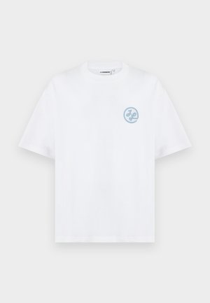 Biała bawełniana koszulka z krótkim rękawem, okrągłym dekoltem i małym jasnoniebieskim okrągłym logo na lewej piersi.