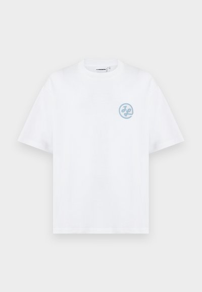 Λευκό βαμβακερό T-shirt με κοντά μανίκια, στρογγυλή λαιμόκοψη και μικρό ανοιχτό μπλε κυκλικό λογότυπο στο αριστερό στήθος.