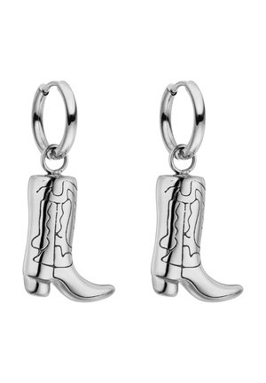 Silberne Creolen-Ohrringe mit detaillierten Cowboy-Stiefel-Anhängern, die gestickte Muster und ein gebogenes Zehendesign zeigen.