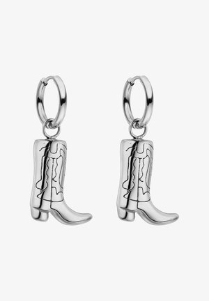 Silberne Creolen-Ohrringe mit detaillierten Cowboy-Stiefel-Anhängern, die gestickte Muster und ein gebogenes Zehendesign zeigen.
