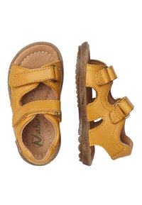 Žluté kožené sandály s dvojitými suchými zipy, otevřený design, texturovaná hnědá gumová podešev a prošívané detaily na svršku.