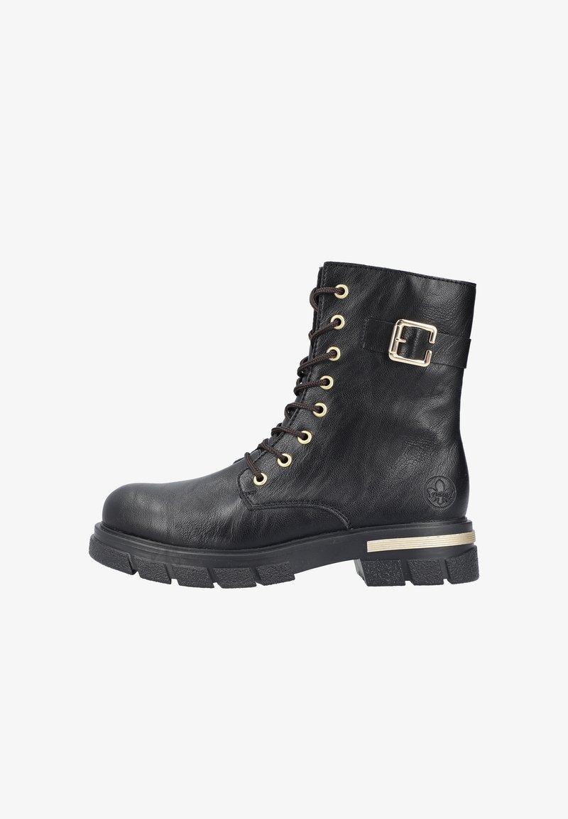 Botte de combat en cuir noir avec une semelle crantée épaisse, des lacets avant passant par des œillets dorés, et un détail de bride à boucle sur le côté.
