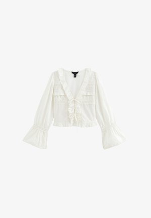 Witte blouse met lange mouwen, diepe V-hals, ruches, kanten details en uitlopende manchetten die aan de voorkant met dunne koordjes zijn gestrikt.