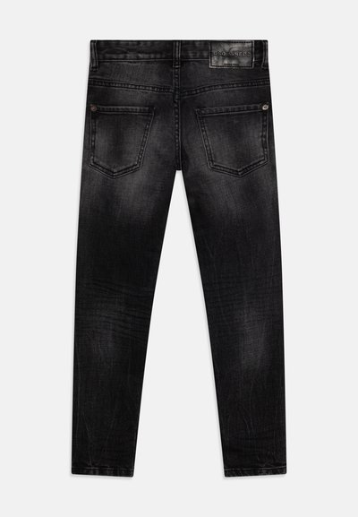 Jeans in denim nero con una vestibilità slim, caratterizzati da un lavaggio sbiadito, cinque tasche e una patch in pelle con logo sulla vita.