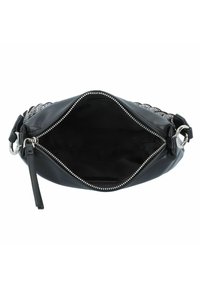Bolso de mano de cuero negro con cierre de cremallera, que presenta una textura suave y accesorios en plata. El interior está forrado y es espacioso.