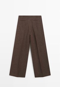 Pantalon marron à jambes larges avec taille haute et deux poches passepoilées à l'arrière, présenté à plat sur un fond blanc.