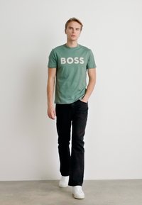 BOSS THINKING - Nyomott mintás póló - open green