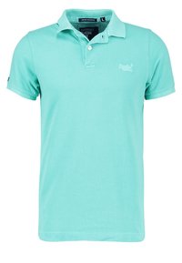 Polo di colore azzurro realizzato in cotone, con patta a tre bottoni e maniche corte. Logo visibile sulla parte sinistra del petto.
