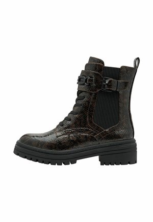 Bottines à lacets en matériau synthétique texturé de couleur marron foncé, avec un panneau élastique latéral, une boucle ajustable et une semelle épaisse noire.
