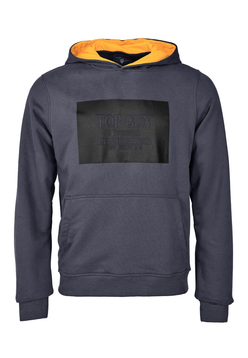 Granatowa bluza z kapturem z żółtym wykończeniem, z przodu czarną prostokątną naszywką z wytłoczonym napisem "TOP GUN 69TH DIVISION AN AMERICAN ICON."