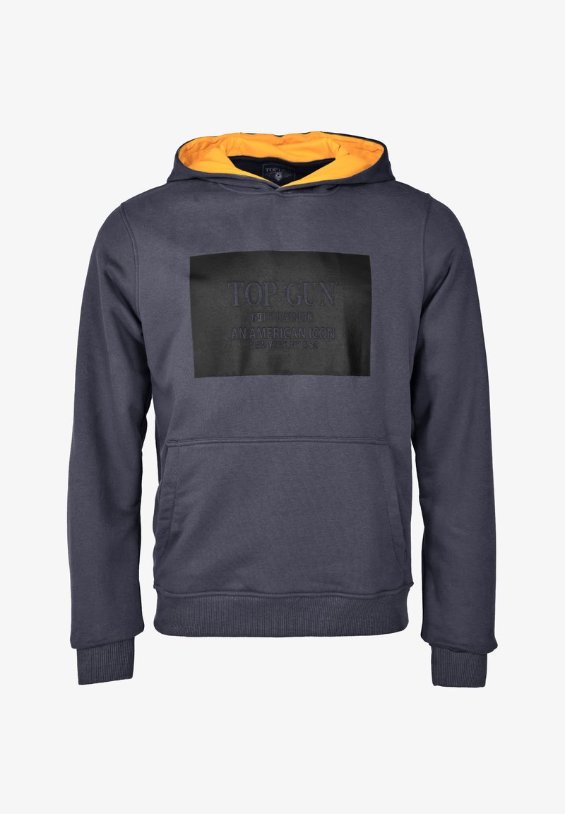 Granatowa bluza z kapturem z żółtym wykończeniem, z przodu czarną prostokątną naszywką z wytłoczonym napisem "TOP GUN 69TH DIVISION AN AMERICAN ICON."