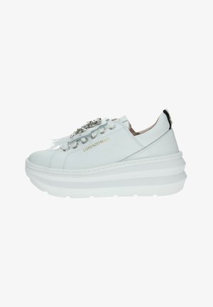 Sneakers platform bianchi in pelle con superficie testurizzata, design con lacci, accessori in argento e piume decorative sulla parte anteriore.