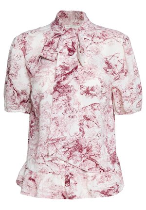 Witte blouse met rode abstracte natuurprint, korte pofmouwen, gerimpelde zoom en grote strikdetail aan de hoge kraag.