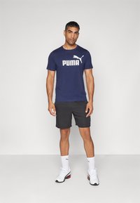Puma LOGO TEE - Apdrukāts T-krekls - peacoat