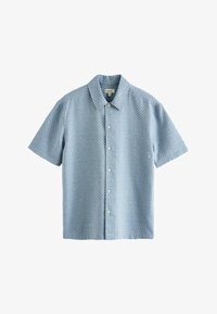 Camisa de manga corta azul claro con botones y un patrón de pequeños cuadrados, con cuello clásico, colocada sobre un fondo blanco.