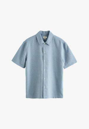 Světle modrá košile s krátkým rukávem, zapínáním na knoflíky, s malým čtvercovým vzorem a klasickým límcem, položená na bílém pozadí.