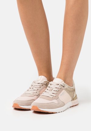 Sneakers rosa chiaro con pannelli in suede e mesh, dettagli dorati, chiusura con lacci e suola in gomma con un design testurizzato.