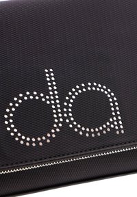 Bolsa de malla negra con un patrón de puntos elevados que ilustran las letras "da" en blanco. Cremallera cerrada con acentos plateados en la parte inferior.