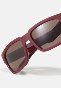 Arnette SAMHTY - Occhiali da sole - matte/shiny bordeaux