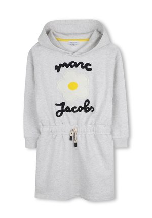 Lichtgrijze jurk met capuchon en lange mouwen, elastische taille met trekkoorden, een witte en gele bloem en "Marc Jacobs" tekst aan de voorkant.
