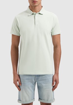 Mintgroene polo shirt van zacht katoen. Kenmerkt zich door een klassieke kraag, knoopsluiting met drie knopen, korte mouwen en een subtiele logo-detail.