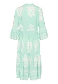 Minta zelena obleka z belimi cvetličnimi vzorci, s tremi četrtinami zvonastih rokavov, nabiranim pasom in plastehnim robom.