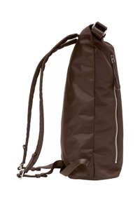 Sac à dos marron foncé avec des bretelles rembourrées ajustables, une poignée en haut et une poche zippée verticale sur le côté, sur un fond blanc.