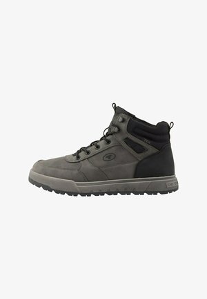 Graue High-Top-Schuhe mit einem strukturierten Obermaterial, versehen mit schwarzen Akzenten, Schnürdesign und einer robusten Gummisohle.