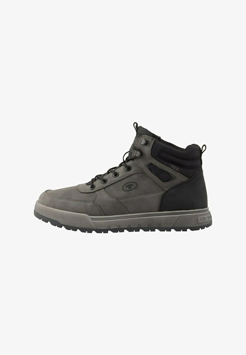 Grijze hoge schoenen met een textuurstof bovenwerk, voorzien van zwarte accenten, vetersluiting en een robuuste rubberen zool.