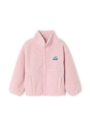 Vaaleanpunainen fleece-takki, jossa on korkea kaulus, etuvetoketju, kaksi sivutaskua ja pieni värilappu rinnassa. Pehmeä kangas ja rento istuvuus.