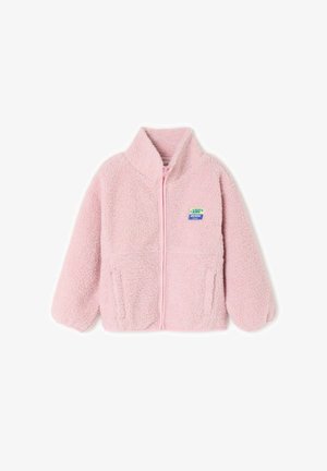 Růžová fleecová bunda s vysokým límcem, předním zipem, dvěma bočními kapsami a malou barevnou nášivkou na hrudi. Měkká textura a uvolněný střih.