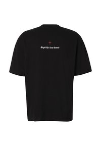 T-shirt noir à manches courtes avec un petit texte blanc "High Life, Low Levels" et une étoile rouge au-dessus, sur le haut du dos.