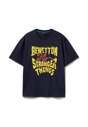 T-shirt en coton bleu marine avec un motif graphique jaune et le texte « BENETTON STRANGER THINGS ». Manches courtes et encolure ronde.
