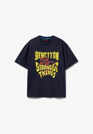 Marineblaues Baumwoll-T-Shirt mit einem gelben Grafikdesign und dem Text "BENETTON STRANGER THINGS." Kurzärmlig und mit rundem Halsauschnitt.
