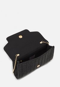 Černá tkaná psaníčko s texturovaným povrchem, vybavené zlatým zacvakávacím uzávěrem a řetízkovým popruhem, a prostorným černým interiérem.