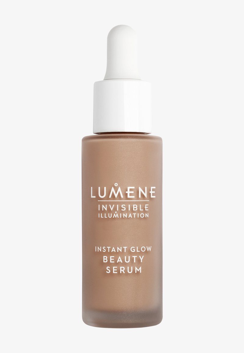 Lumene Invisible Illumination Instant Glow Beauty Serum in een mat bruine fles met een witte druppeldop en witte tekst op de fles.