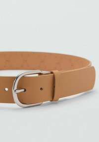 Brun læderbælte med en glat overflade, der har en sølvmetalspænde og flere huller til justering. Enkel og funktionel design.